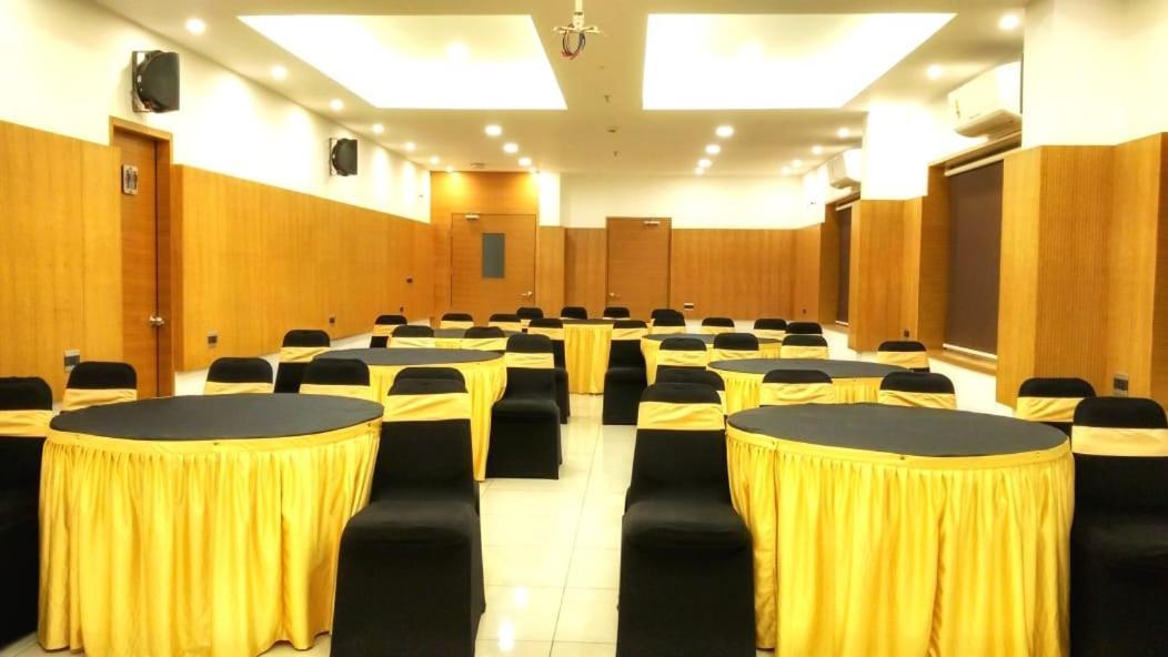 Medora Hotel โคชิโคด ภายนอก รูปภาพ